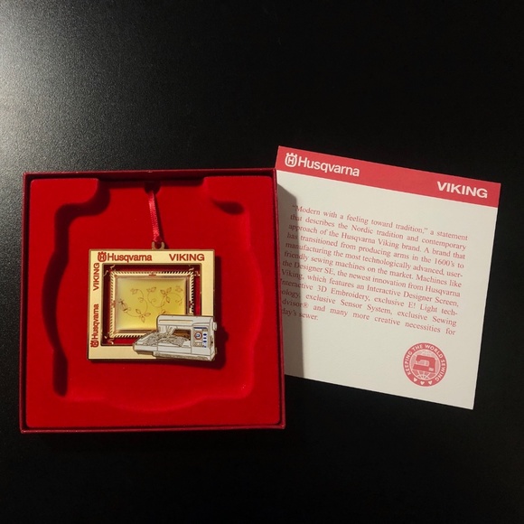 NWOT Husqvarna Viking “Designer SE” Sewing Machine Ornament - Picture 4 of 10